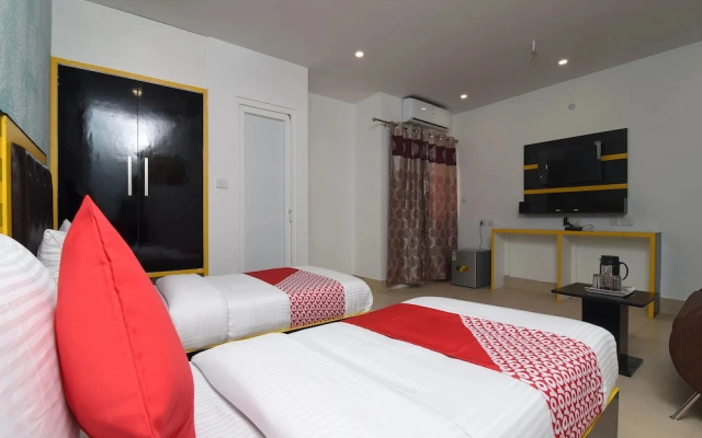 OYO 13310 Noida Suites