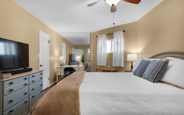 Holiday Surf and Racquet Club 412