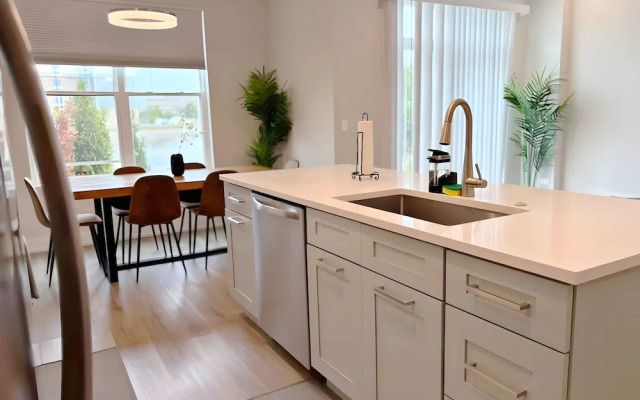 4BR Townhouse with Parking - WV rep 3