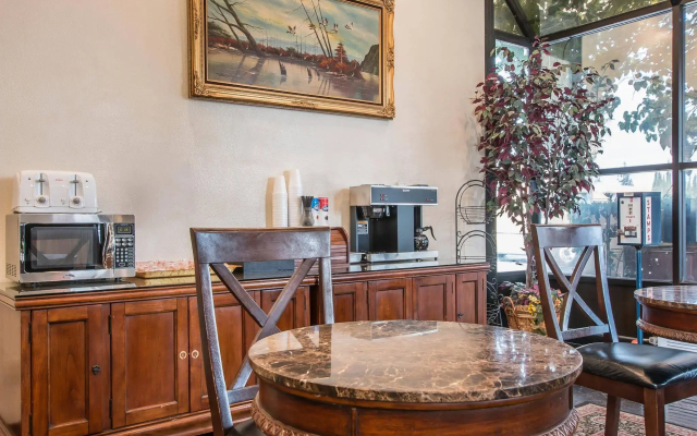 Palm Inn Hotel near Tyler Mall Riverside