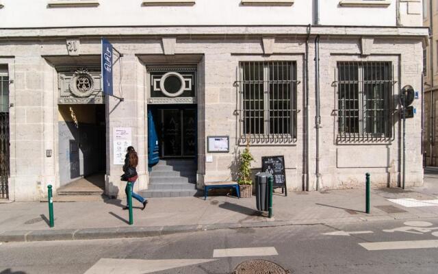 Away Hostel & Coffee Shop