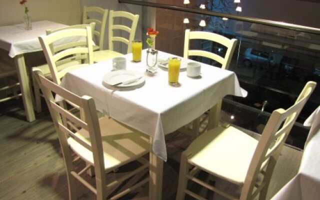 Paralimnio Suites