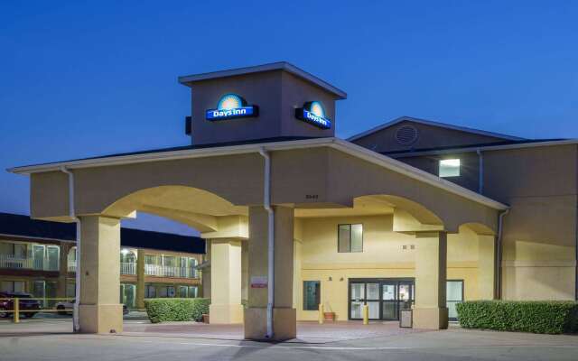 Days Inn by Wyndham Dallas Garland West