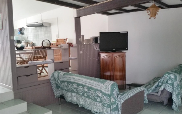House With 2 Bedrooms in Petite-île, With Wonderful sea View, Furnishe - фото 5