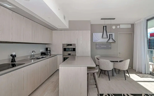 Stunning 25th-Floor Views in Hollywood