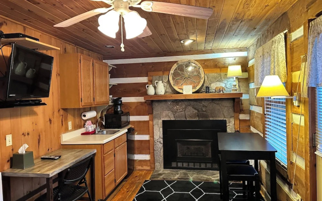 Mountainaire Inn and Log Cabins