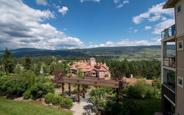 2404 Country Club Drive - 2 Bed + Den