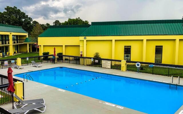 Red Carpet Inn & Suites