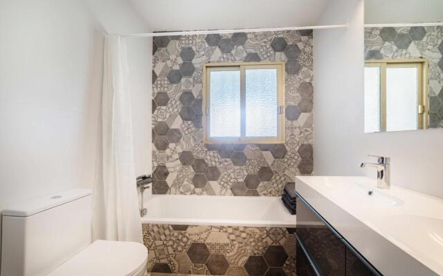 Villa Mimosa sleeps 8 with Guest house.