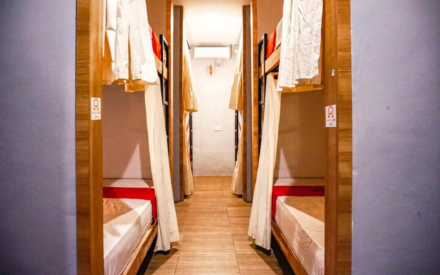 RedDoorz near Lippo Mall 2
