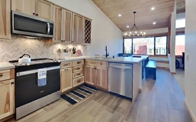 Spacious Condo with Loft, Next to Onsite Ski and Snowboard Rentals! by RedAwning