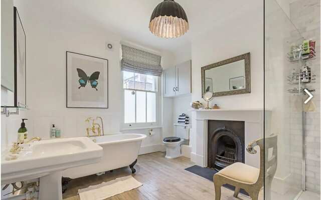 4 Bedroom Town House in Shepherd’s Bush