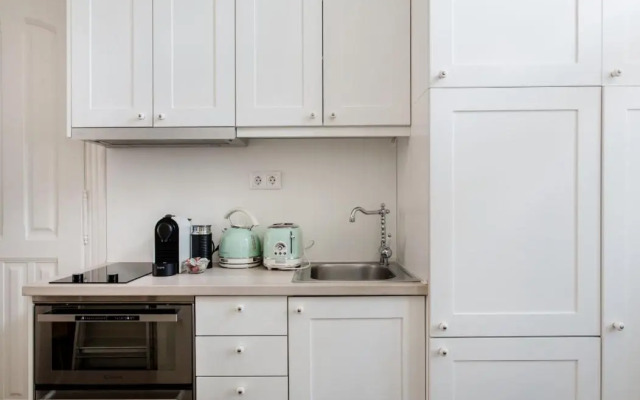 Opera Apartment with Garage, 2BR & 2BTH, AC