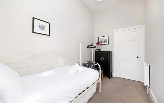 Contemporary Apt in the New Town