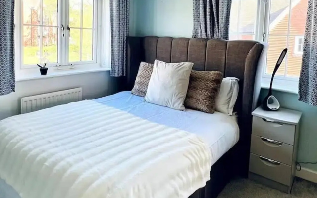 Horley Hideaway - 4 Bedroom House- Sleeps 7