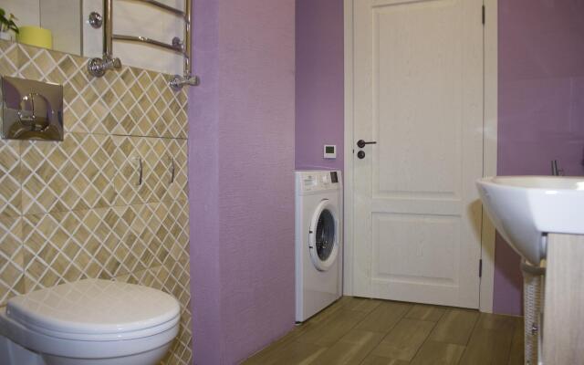 Ласточка на улице Ленина