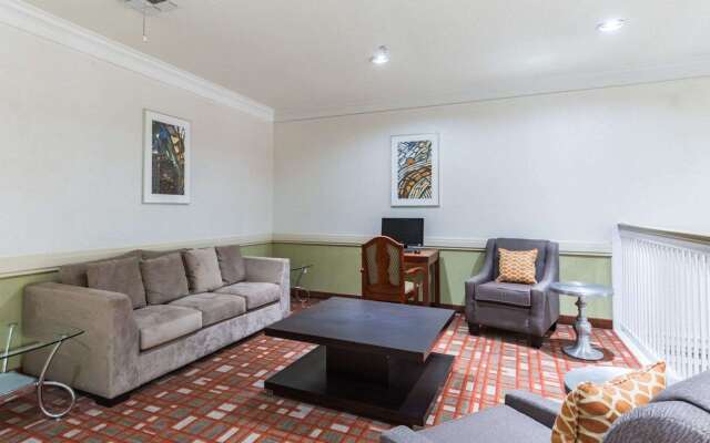 Econo Lodge Inn & Suites East