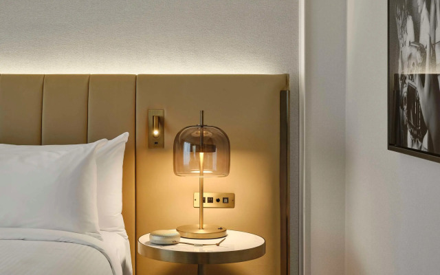 Vogue Hotel Montreal Downtown, Curio Collection by Hilton