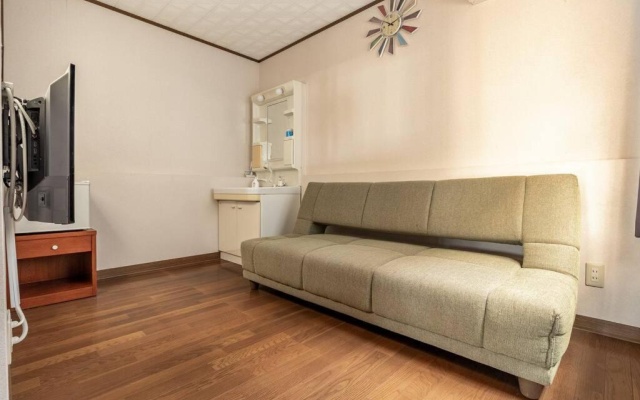 2フロア貸切最大15名 国際通り徒歩1分 駐車場1台無料 Paradise inn 安里 – Guest Rooms – Naha