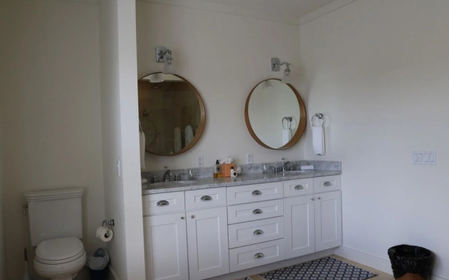 The Sandpiper Inn & Cottages