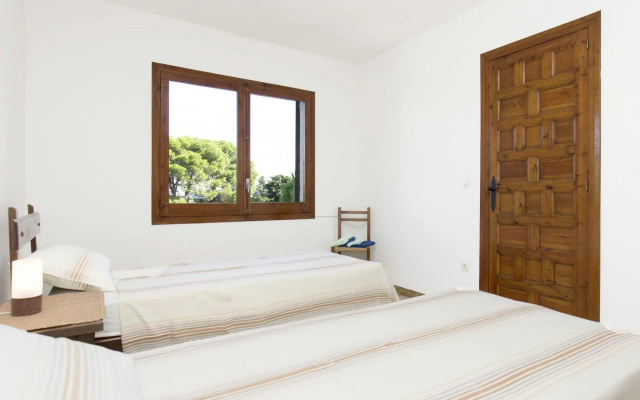Small building with 4 apartments close to the beach