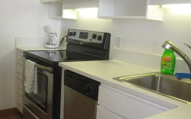 Studio with full amenities in building