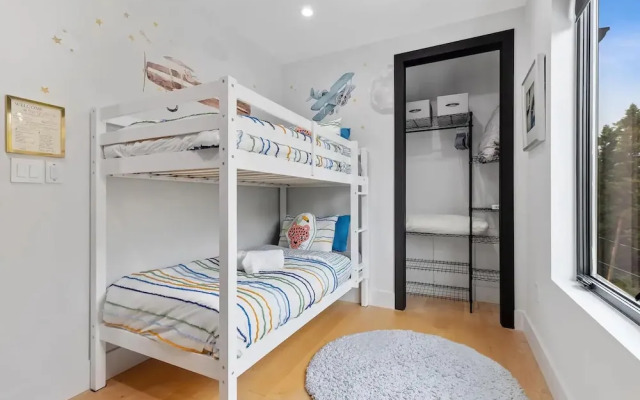 Luxury Clarendon 4-BR Homestay - McVeigh