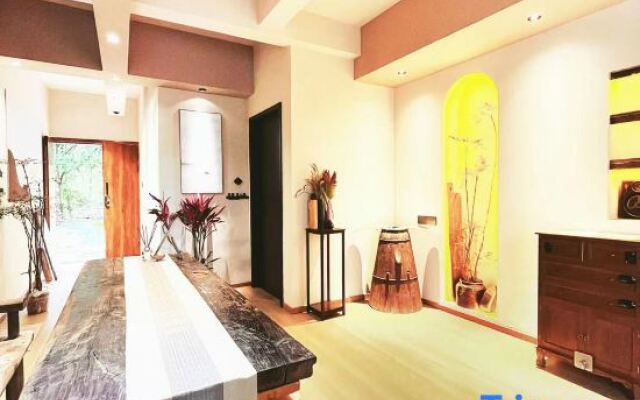 Weary people go back home