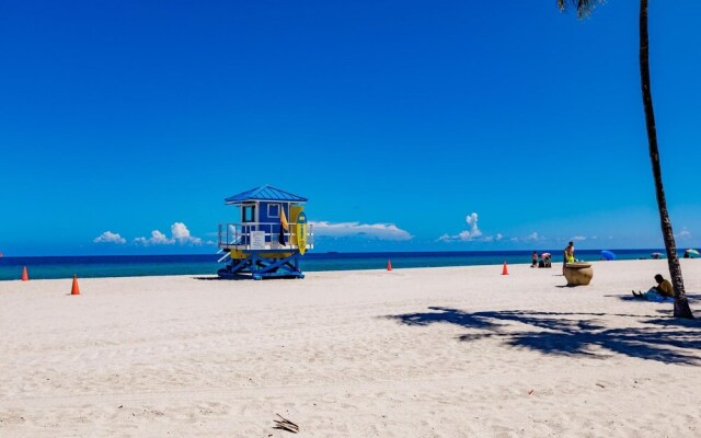 Upscale Modern 2B Condo on the Beach