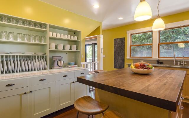 Sleeps 16 Luxurious 6BR Seattle Home