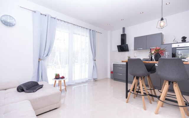 Inviting 2-bed Apartment in Podstrana