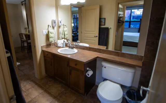 Tranquil Apartment Overlooking Creek #244