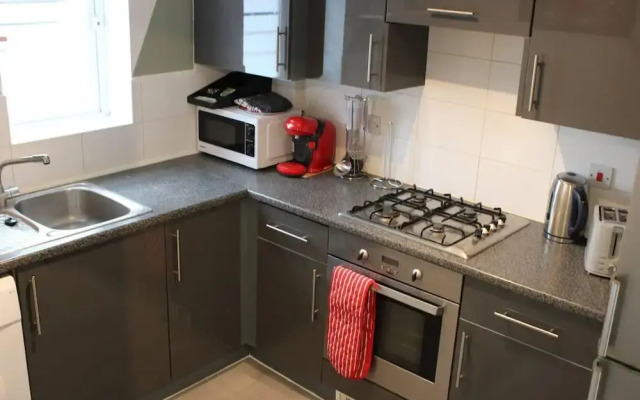 Stunning 2-bed Ground Floor Apartment in Romford