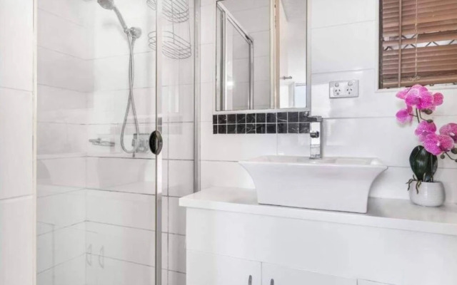 Surfers Paradise Retreat With Free Parking