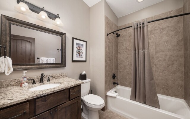 Mountain Haus 4 Bedroom Home by RedAwning