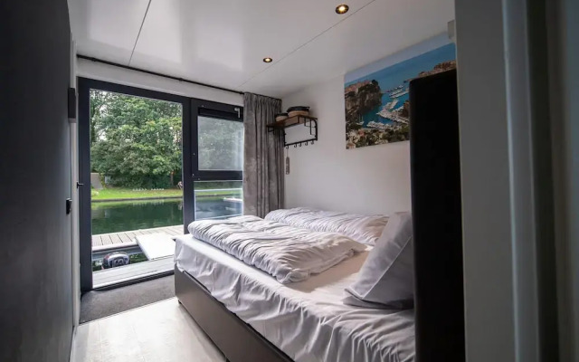 Houseboat Mookerplas With a View