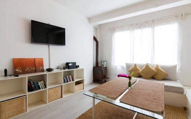 Four Red Doors Apartments