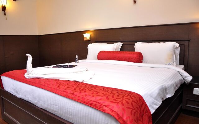 OYO Premium Golf Club Road