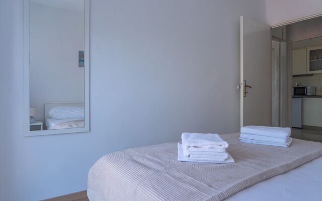 Spacious apt few min Walk to old Town and Beach