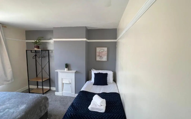 Comfortable King Bed - Location - Contractors - Family - Parking
