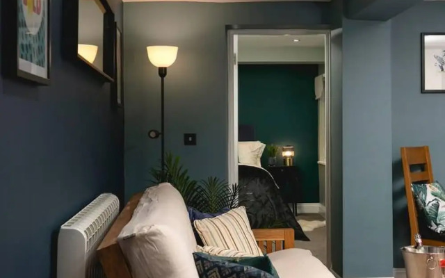 Short Walk to Brighton Beach Condo With Patio