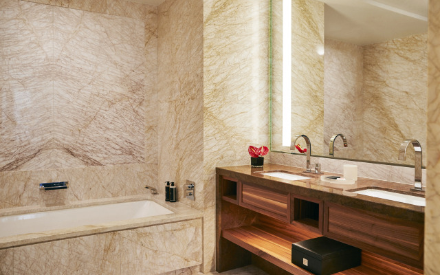 Отель Four Seasons Hotel Madrid