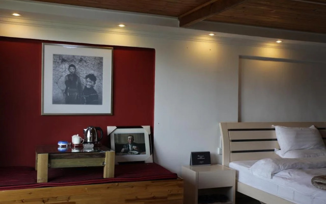 Lashi lakeside hotel