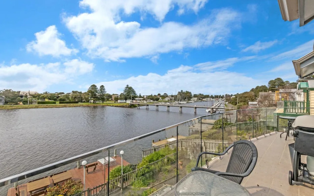 River Charm Apartment