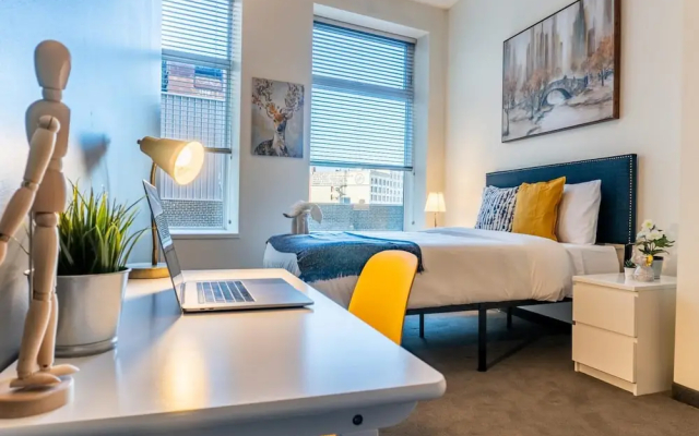 Comfy DT Loft w Parking Rooftop Patio BBQ Gym