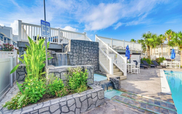 1/4 Mi to Seawall: Relaxing Galveston Condo!