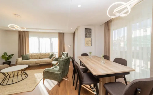 Central Flat With Balcony Near Sea in Muratpasa