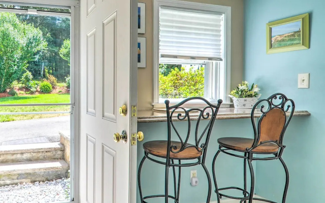 3 Mi to Bourne Scenic Park: Quaint Cape Cod Apt