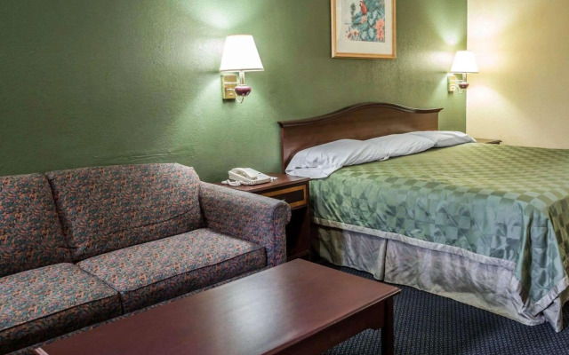 Rodeway Inn & Suites Plymouth Hwy 64