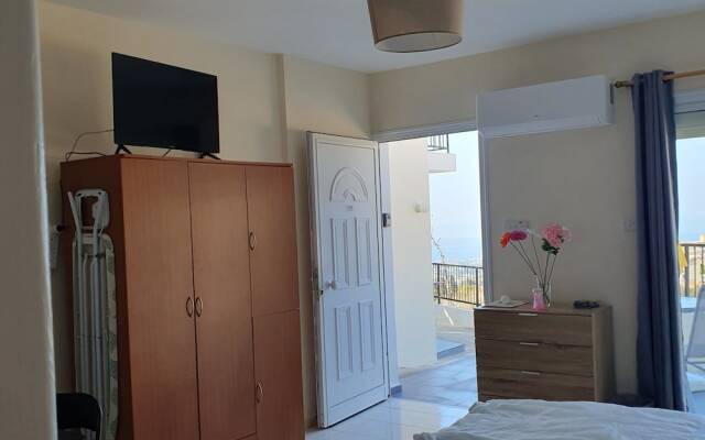 Studio/scenic Views/pool/air Con/near Attractions